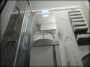 卡姆尼克Mamut Stay的浴室配有水槽、淋浴和毛巾