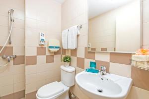 新加坡Hotel 81 Geylang的一间带水槽、卫生间和镜子的浴室