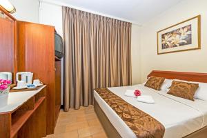 新加坡Hotel 81 Geylang的酒店客房,配有床和电视