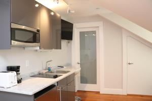 波士顿Downtown Beacon Hill, Convenient, Comfy Studio #14的厨房配有水槽和微波炉