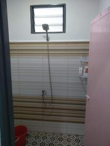 玻璃市港口Anis Homestay Kuala Perlis的带淋浴的浴室,带窗户