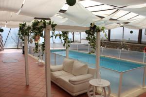 布拉加Solar Do Areal的带沙发和游泳池的客厅