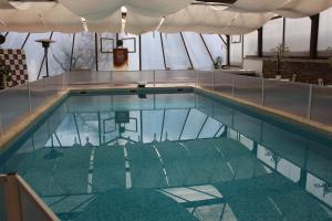布拉加Turismo Homes Solar Do Areal的大楼内的游泳池