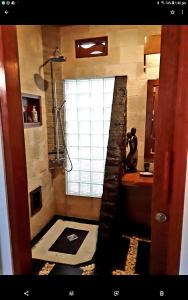 吉利特拉旺安吉利糖小屋旅馆的带淋浴、卫生间和盥洗盆的浴室