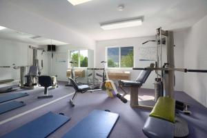 西基隆拿西基洛纳速8酒店的健身房,配有跑步机和健身器材