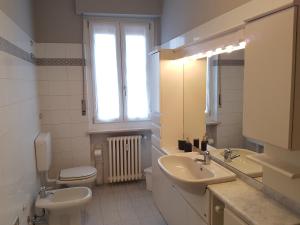福萨诺Alloggio Primosole的一间带水槽和卫生间的浴室以及窗户。