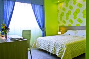 圣莱昂阿尔巴齐亚拉住宿加早餐旅馆的一间卧室配有一张床、一张书桌和一个窗户。