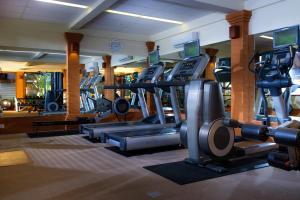 沙努尔丹戎乌萨里酒店的健身房设有数台跑步机和有氧运动器材