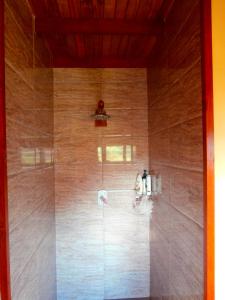 萨武萨武克洛维斯阳光别墅酒店的带淋浴的浴室和木墙