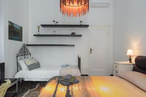 热那亚house LeoMar的客房设有床、沙发和桌子。