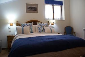 科瓦东加Casa Rural Priena的一间卧室配有一张带蓝白色枕头的大床