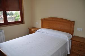 格罗韦PISO MARENTES的卧室配有白色的床和窗户。