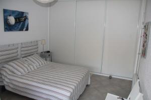 滨海巴纽尔斯Face à la mer Résidence Les Elmes的卧室配有白色墙壁的床