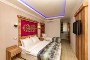 安塔利亚Linda Expo Palace的酒店客房设有两张床和一台平面电视。