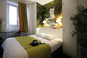 斯特拉斯堡Le Kléber Hôtel的酒店客房,配有一张带摄像头的床