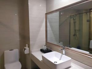 敦煌敦煌大盛假日酒店的一间带水槽、卫生间和镜子的浴室