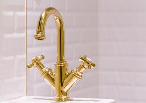 科尼亚阿拉夫酒店的浴室内水槽上的金色水龙头