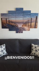 卡尔佩Apartamento Arosa Playa的一面墙上贴着海滩和码头的照片