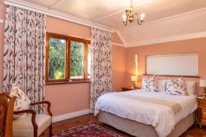 开普敦奈茨布雷旅馆的一间卧室配有一张床、一把椅子和窗户。