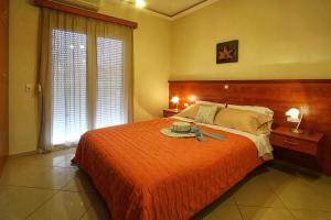 VolissosPorto Limnia的一间卧室配有一张带橙色毯子的大床
