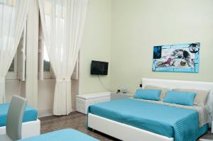 皮亚扎-阿尔梅里纳B&B Villa Roma的一间卧室配有两张床和电视。