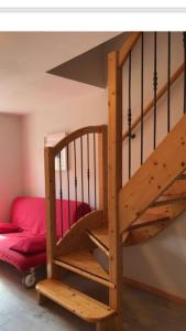 拉瓦罗内Appartamento Dalma Foresta的配有床的房间内的木制螺旋楼梯