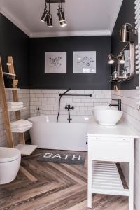 奥尔什丁Apartament przy Zachodnim的浴室配有两个盥洗盆和浴缸。