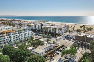 洛杉矶圣莫尼卡海滩海洋酒店的享有城市的空中景色,拥有海滩和建筑