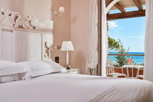 卡斯蒂亚达斯La Villa Del Re - Adults Only - Small Luxury Hotels of the World的一间卧室配有一张床,享有海景
