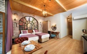 伊斯坦布尔Ardilas Residence的卧室配有一张床和一张桌子