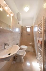 塔尔奎尼亚奥里利亚酒店 的白色的浴室设有水槽和卫生间。
