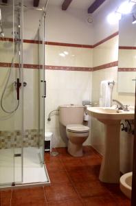 波特斯Casa Cayo的浴室配有卫生间、盥洗盆和淋浴。