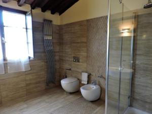 Ponte a TressaL'Aia di Argia的浴室配有卫生间、盥洗盆和淋浴。