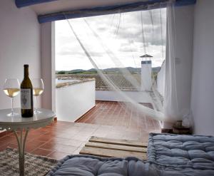 CamuñasCasa Besana的带沙发、桌子和窗户的客厅