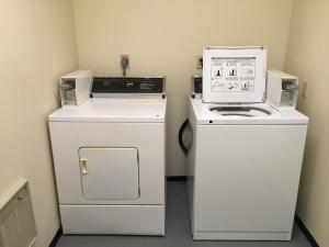 布兰森十二橡树旅馆的小房间设有洗衣机和洗衣机