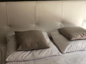 奥克宁卡Komfortowe Apartamenty的床上有2个枕头