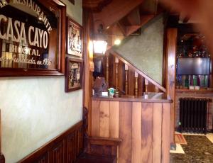波特斯Casa Cayo的酒吧,酒吧拥有木墙和楼梯