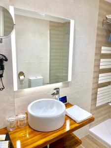 桑托多明戈德锡洛斯特雷斯考劳纳斯德斯络斯酒店的浴室设有白色水槽和镜子