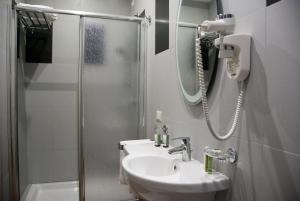 卡萨诺德莱穆尔杰Il Portico Luxury B&B的一间带水槽和淋浴的浴室