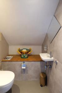 马斯特里赫特Bie de Borreger的浴室配有白色卫生间和盥洗盆。