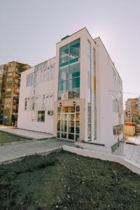 第比利斯SResidence的一座白色的大建筑,在城市里设有玻璃门