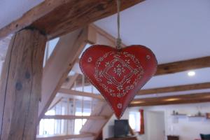 韦尼格罗德Ferienwohnung Altstadtidylle 2的挂在木天花板上的红心