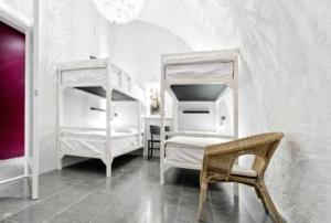 斯德哥尔摩Ramilton Old Town Hostel的一间卧室配有两张双层床和椅子