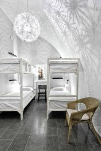 斯德哥尔摩Ramilton Old Town Hostel的一间卧室设有两张双层床和吊灯。