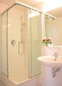威斯巴登施艾潘埃克酒店的带淋浴和盥洗盆的浴室
