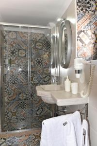 佩兹迪格雷科Casa Mida - Guest House的一间带水槽和淋浴的浴室