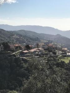 Santa-Maria-FiganiellaCharmante maison de village ***的享有以山脉为背景的小镇美景。