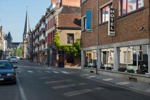 根特Hotel Cathedral Gent Centrum的一条城市街道,有一辆汽车沿着街道行驶