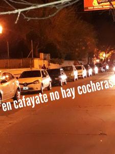 卡法亚特Hostería El Zaguan的一群晚上停在街上的汽车