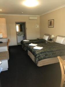 古尔本贝克豪斯汽车旅馆的酒店客房,配有两张带毛巾的床